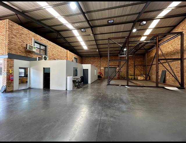 600M² WAREHOUSE TO LET IN BRENTWOOD PARK